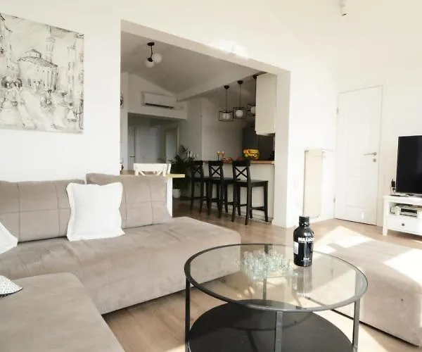 Iva's Cosy Apartment, Sea View And Free Parking شقة زادار